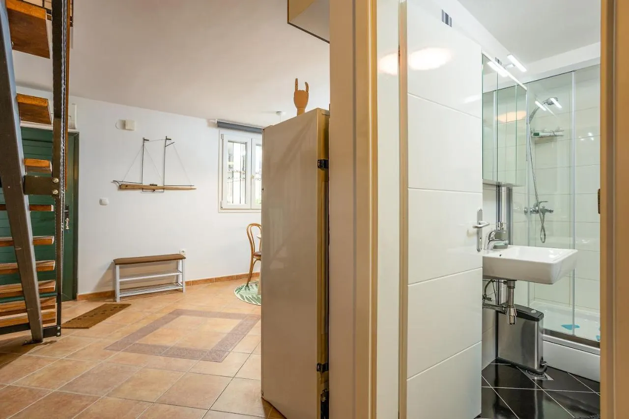 4 Us Apartment Split