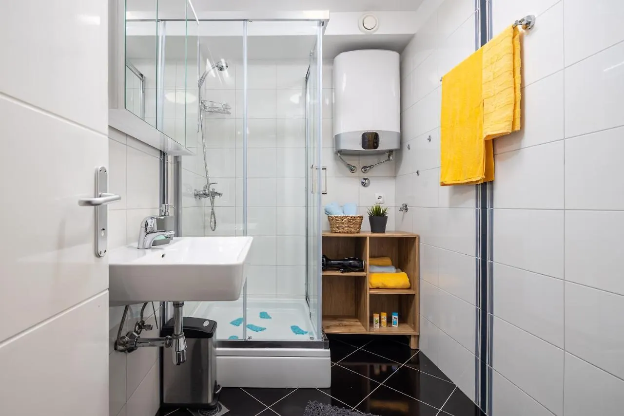 4 Us Apartment Split