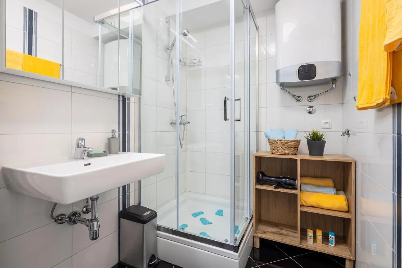 4 Us Apartment Split