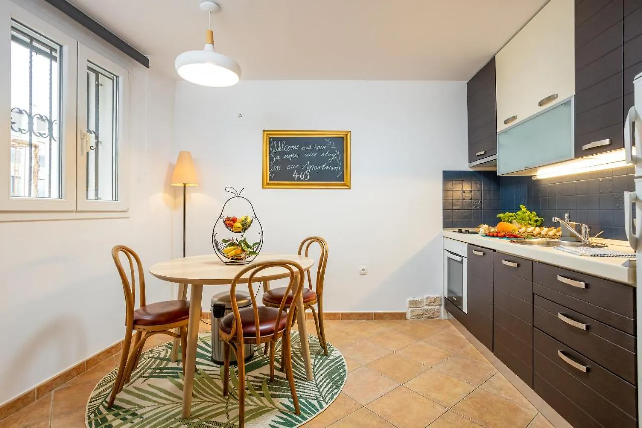 4 Us Apartment Split 0*,